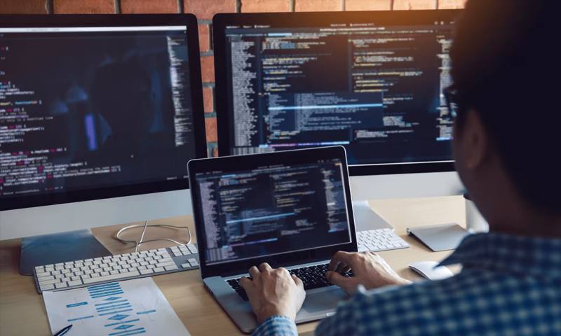 数据科学选型:R与Python如何赋能桓仁网站建设?